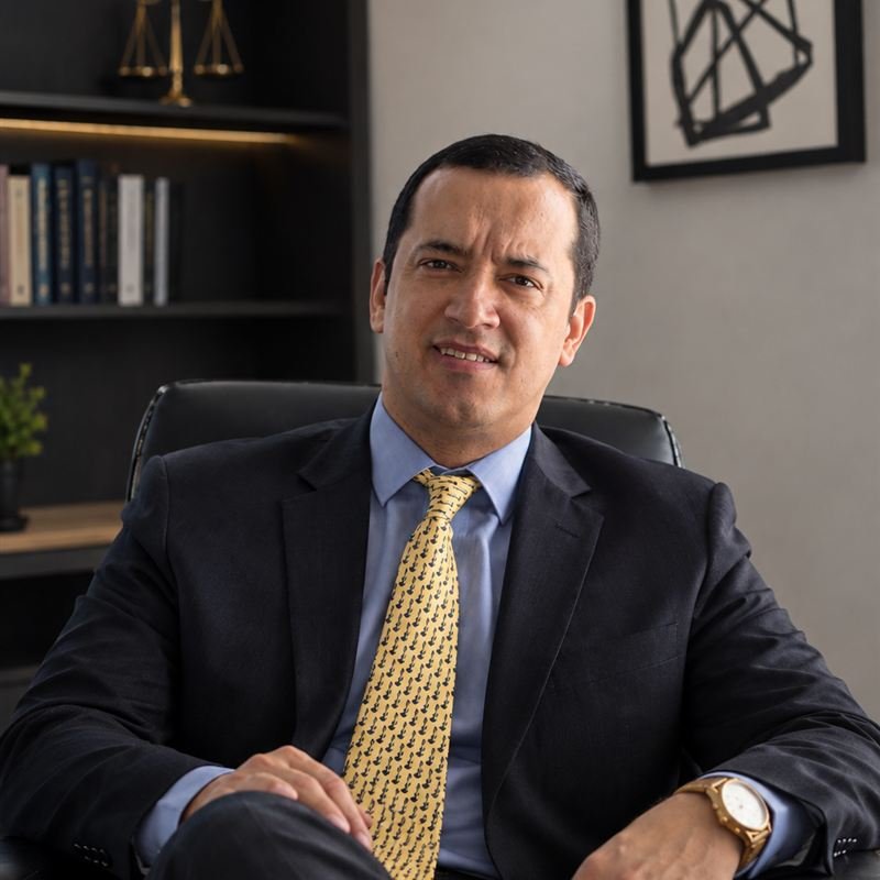 Carlos Arias Martínez sentado en su despacho